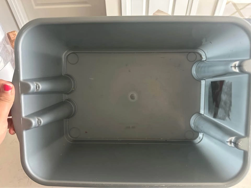 Moving sale: 2 different containers - photo 3