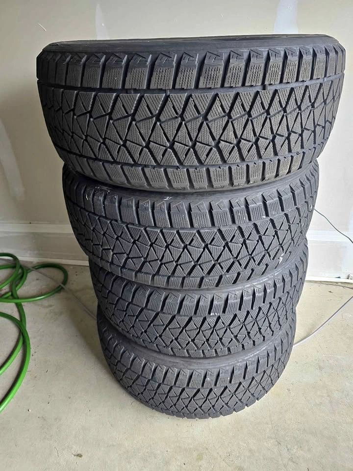 Set of 4 Bridgestone Blizzak DM-V2 Winter Tires – 255/50R20
