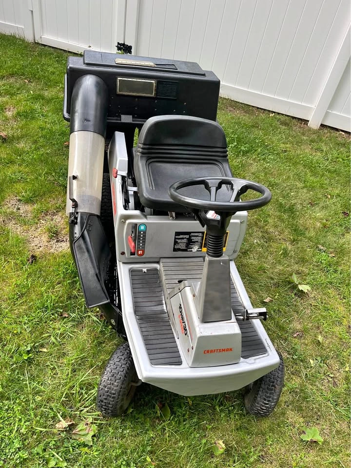 Craftsman riding lawnmower with dual bagger 30” cutting deck