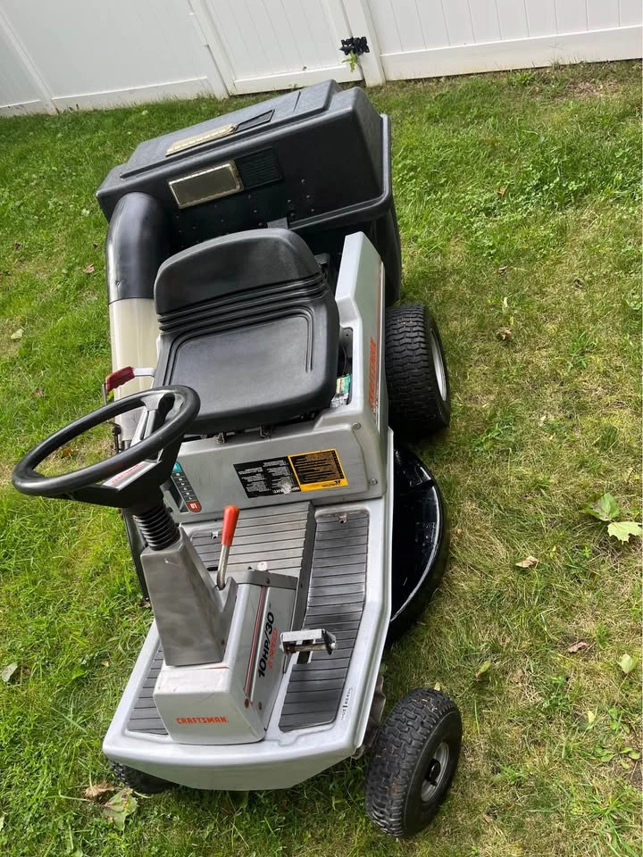 Craftsman riding lawnmower with dual bagger 30” cutting deck - photo 2