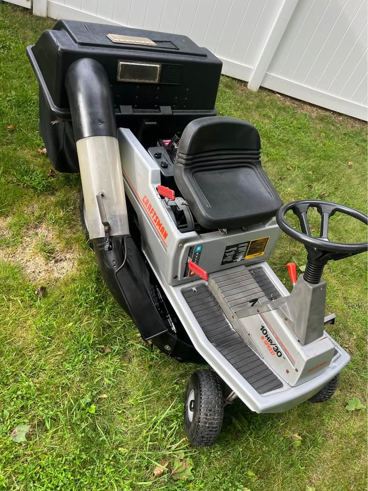 Craftsman riding lawnmower with dual bagger 30” cutting deck - photo 3