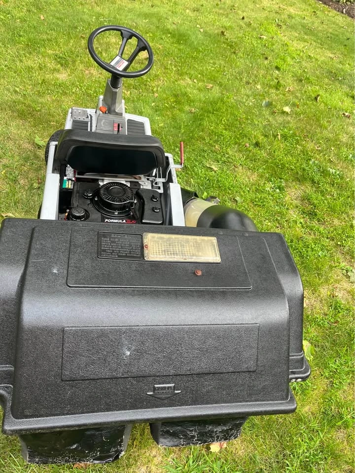 Craftsman riding lawnmower with dual bagger 30” cutting deck - photo 4
