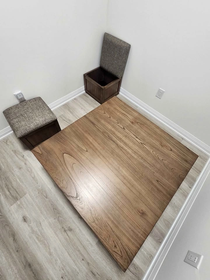 Coffee Table with 4 Stools