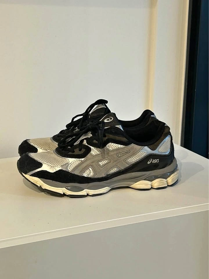 Size 8 ASICS Gel Sneakers Black Silver White