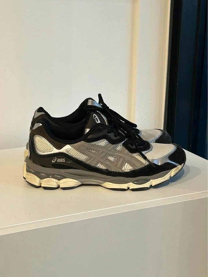 Size 8 ASICS Gel Sneakers Black Silver White - photo 3