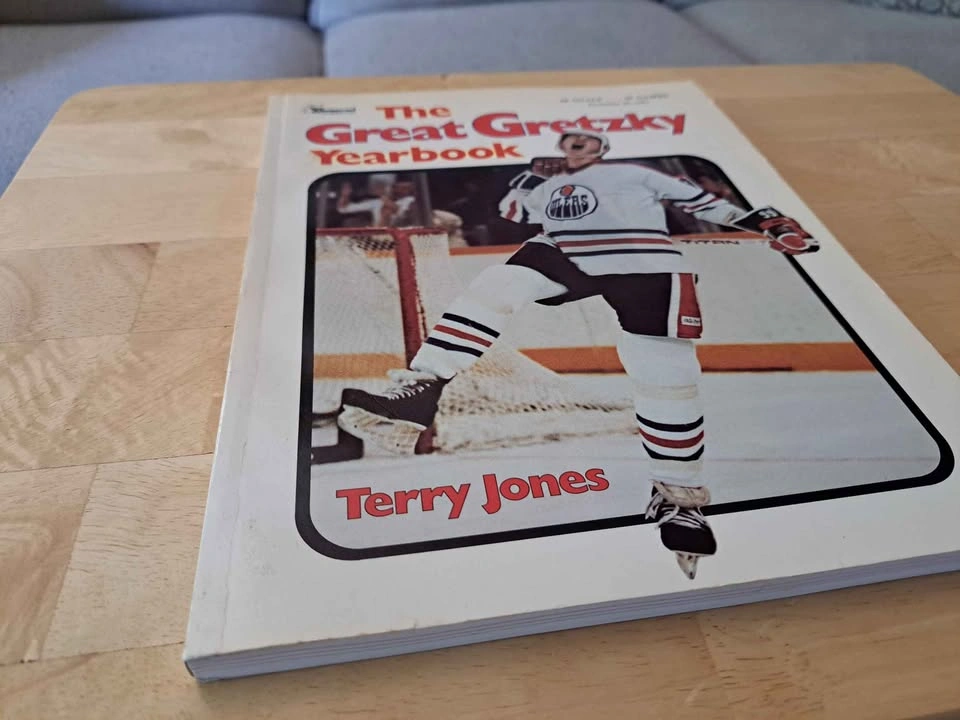 The Great Gretzky Yearbook 1981 Vintage Softcover Near Mint Cond - photo 2