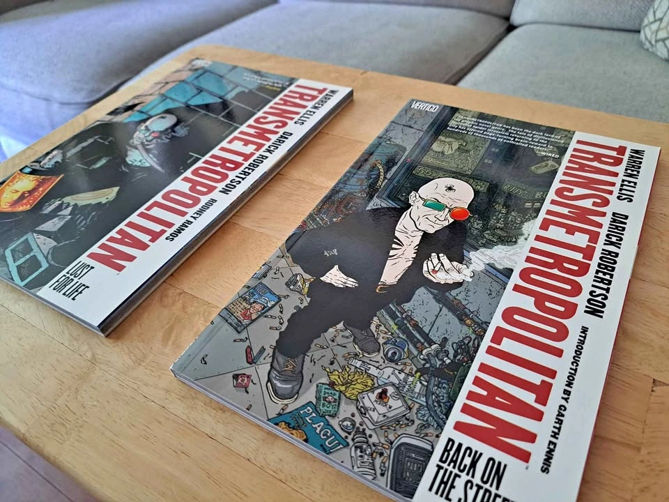 Transmetropolitan Graphic Novels 2009 Near Mint Condition