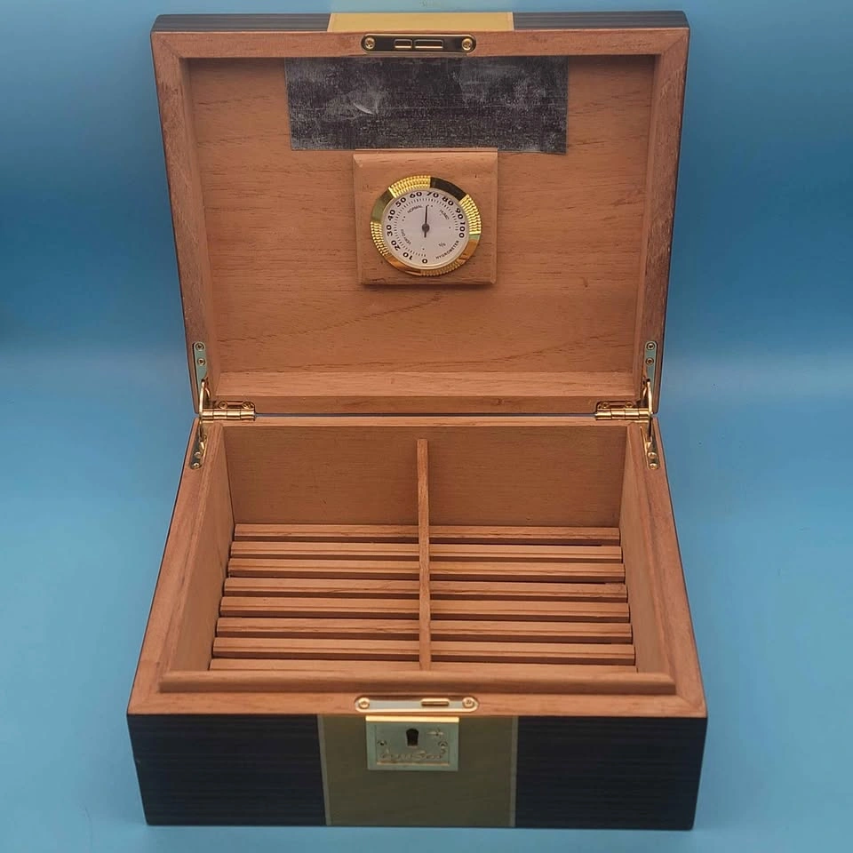 Cigar Star Humidor, 10.25″ L x 8.75″ W x 4.5″ H, 60 Capacity - photo 5