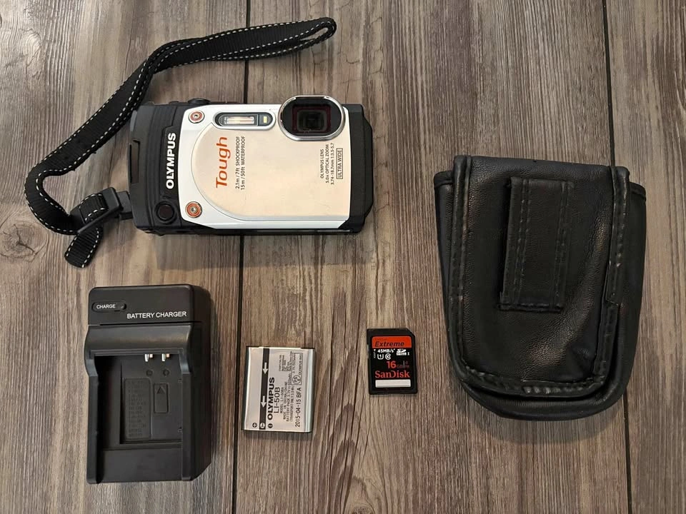 OLYMPUS STYLUS TOUGH TG-860 DIGITAL CAMERA - FLIP SCREEN