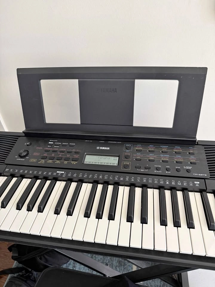 Yamaha PSR-E273 61-Key Keyboard w/ Stand, Bench, Cover