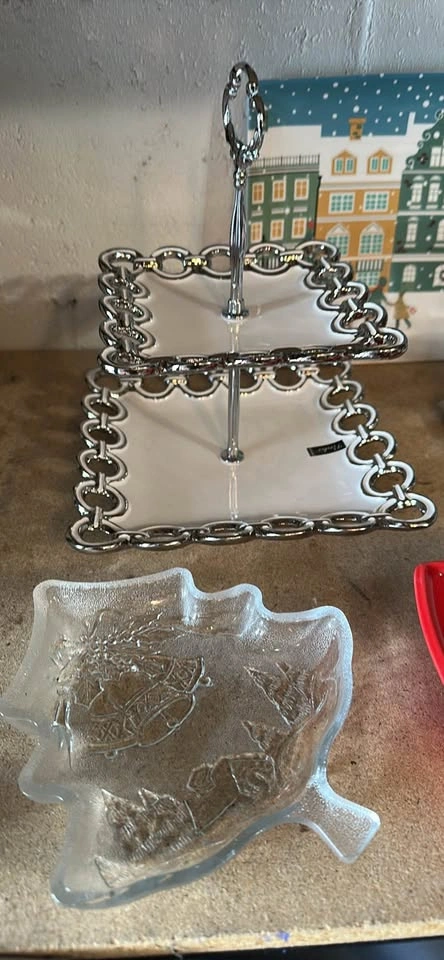Assorted Christmas and Holiday Serving Dishes - $5 for everythi - photo 2