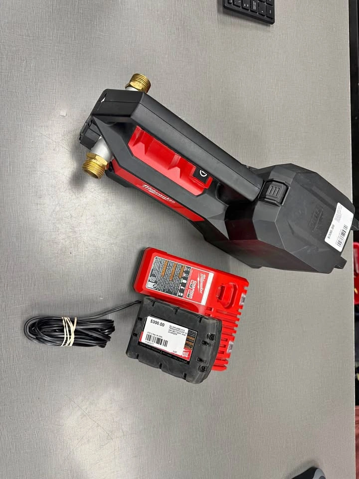 Milwaukee M18 18V 1/4 HP Cordless Transfer Pump with Battery