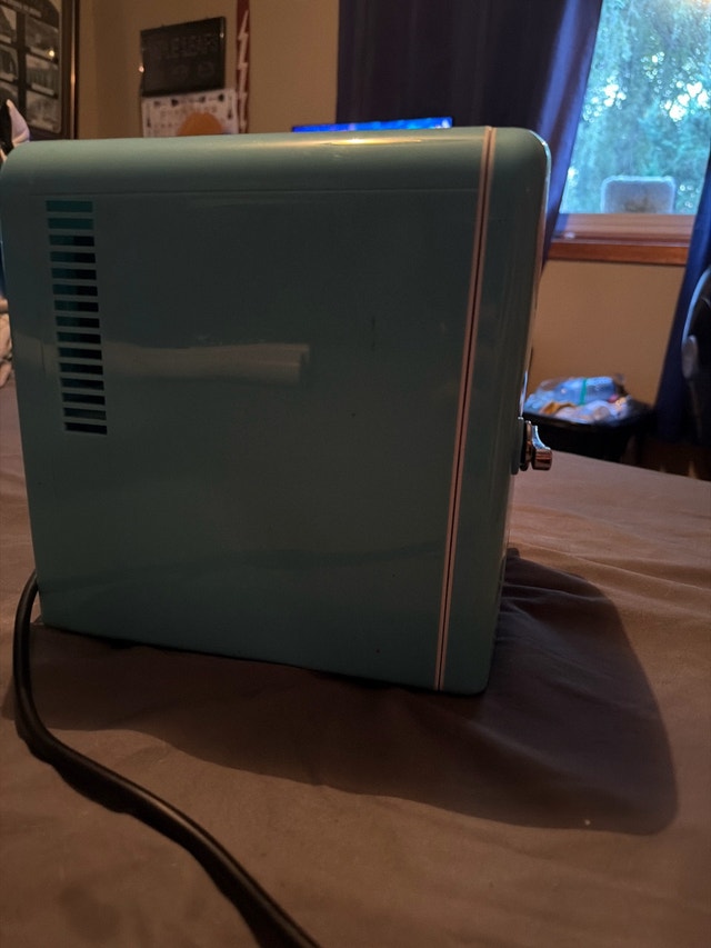 Mini Fridge (Koolatron) – Perfect for Bedroom, Desk or Skincare! - photo 2