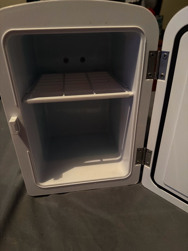 Mini Fridge (Koolatron) – Perfect for Bedroom, Desk or Skincare! - photo 5