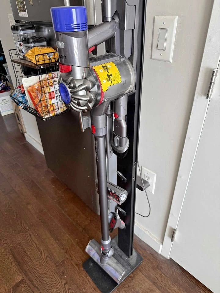 Dyson V7 Vacuum (No Battery) and Freestanding Stand