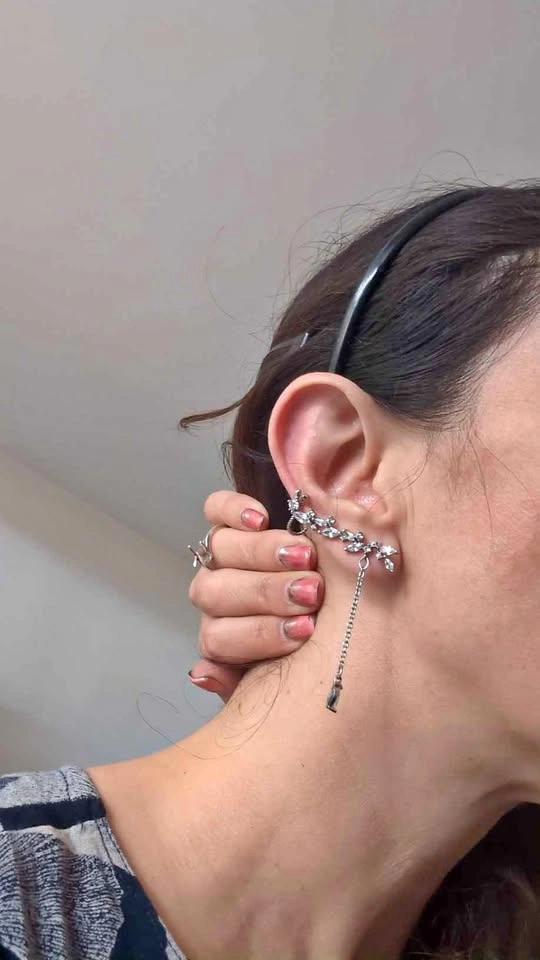 Ear crawler with rhinestones