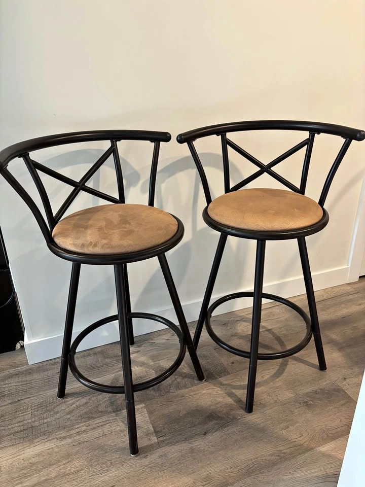 2 bar stools