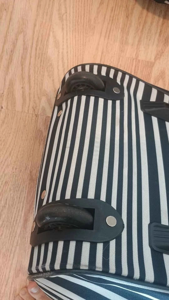 London Fog 3-Piece Black and White Striped Luggage Set - photo 4