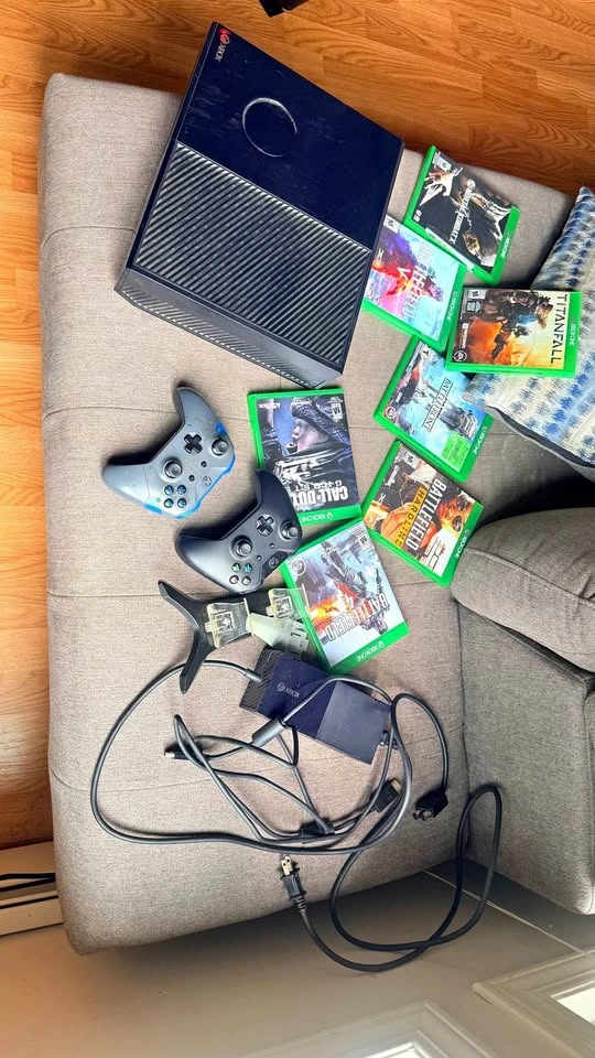 Xbox One Bundle + 2 Controllers + 7 Games + Cables