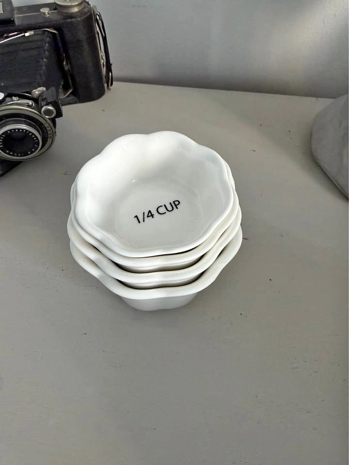 NWOT Measuring cup set