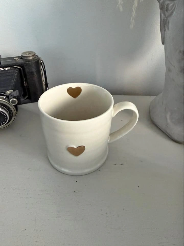 Gold heart mug
