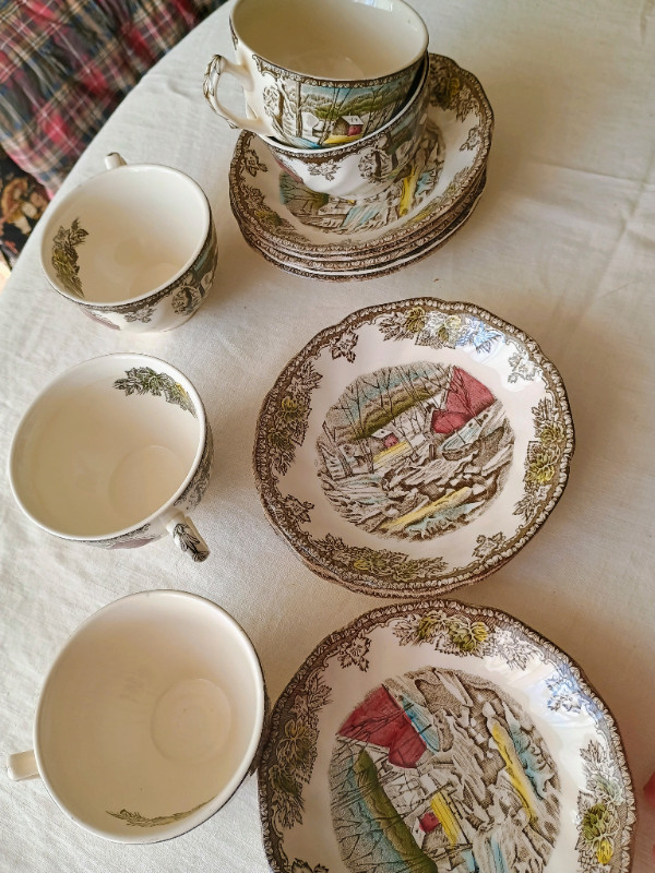 5 Friendly Village Teacups and Saucers - photo 2