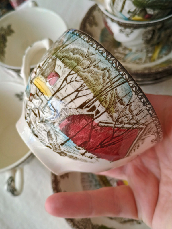 5 Friendly Village Teacups and Saucers - photo 4