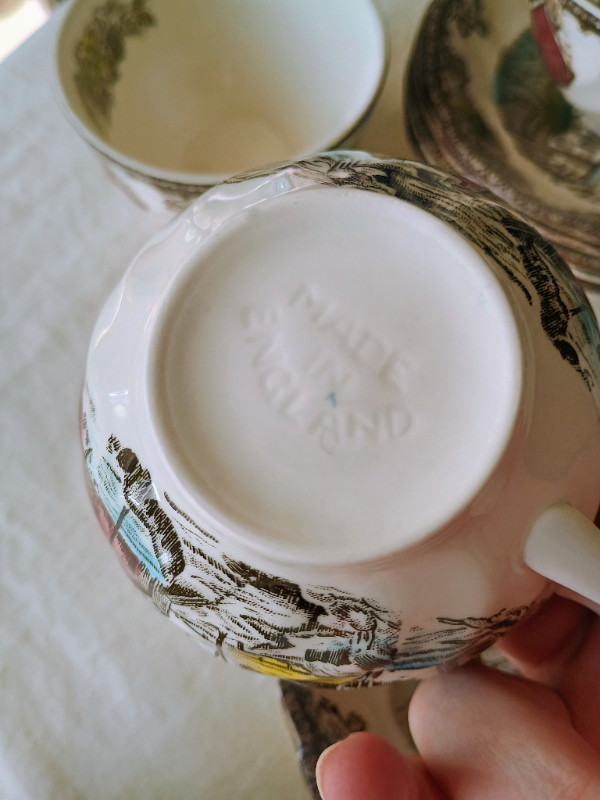 5 Friendly Village Teacups and Saucers - photo 5