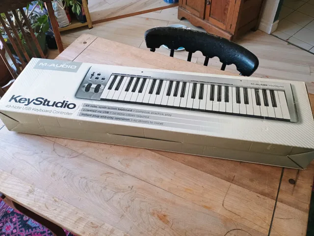 Electronic piano keyboard - The M-Audio Keystudio image indicator(2)