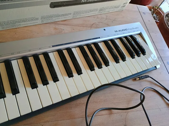 Electronic piano keyboard - The M-Audio Keystudio image indicator(3)