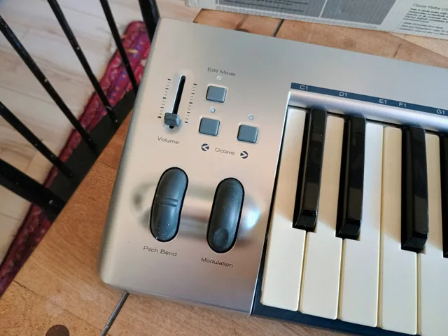 Electronic piano keyboard - The M-Audio Keystudio image indicator(4)