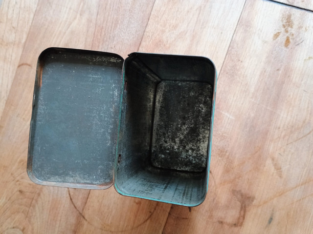 Old Chum, Edgeworth, Golden Virginia tobacco tins - photo 3