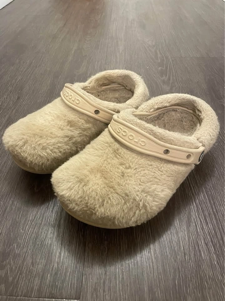Crocs Fuzzy Lined Clogs – M4 / W6