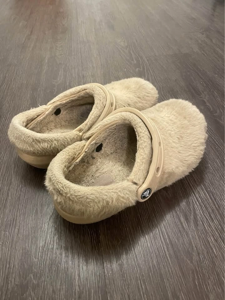 Crocs Fuzzy Lined Clogs – M4 / W6 - photo 2