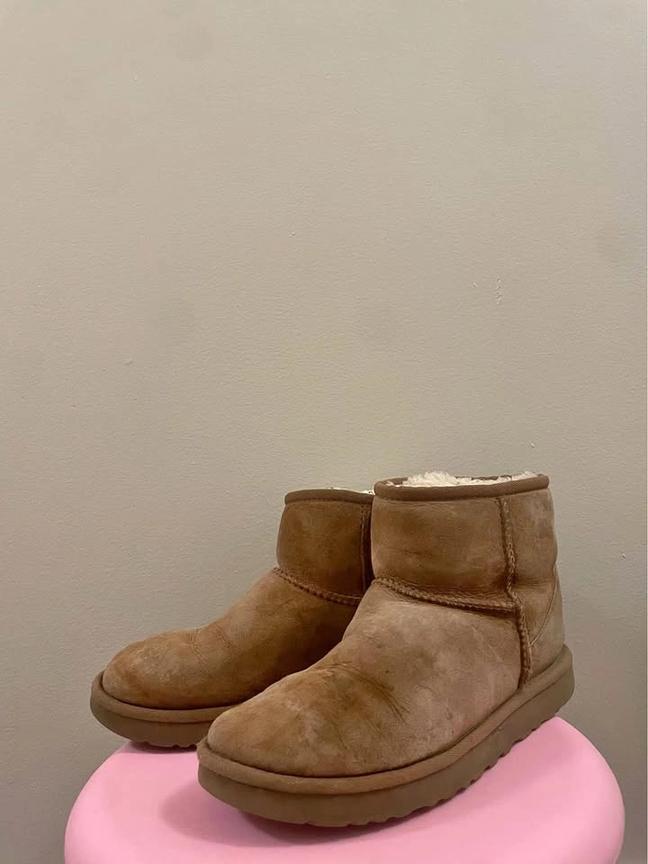 UGG Classic Mini Boots – Women’s US 6