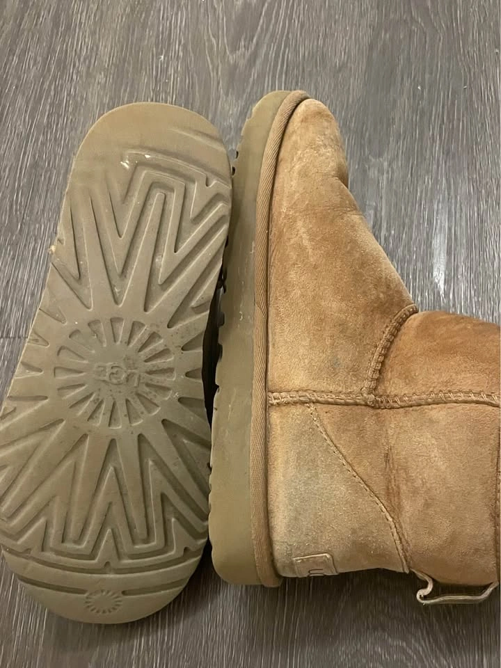 UGG Classic Mini Boots – Women’s US 6 - photo 3