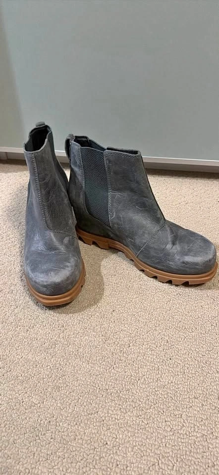 Sorel Joan of Arctic Wedge II Chelsea Boots – Grey / Quarry Leat