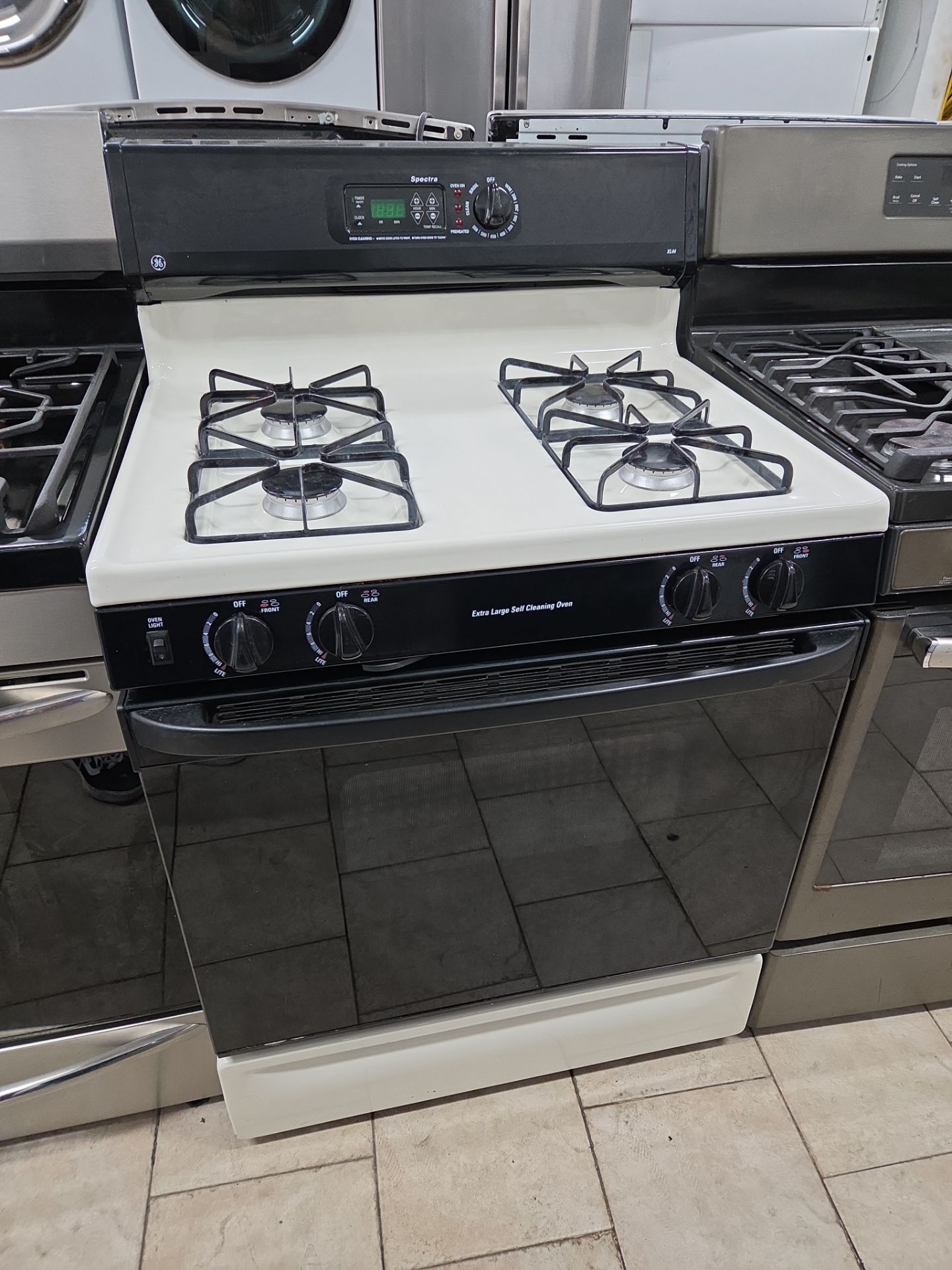 GE Spectra Gas Range Extra Large Self-Cleaning Oven