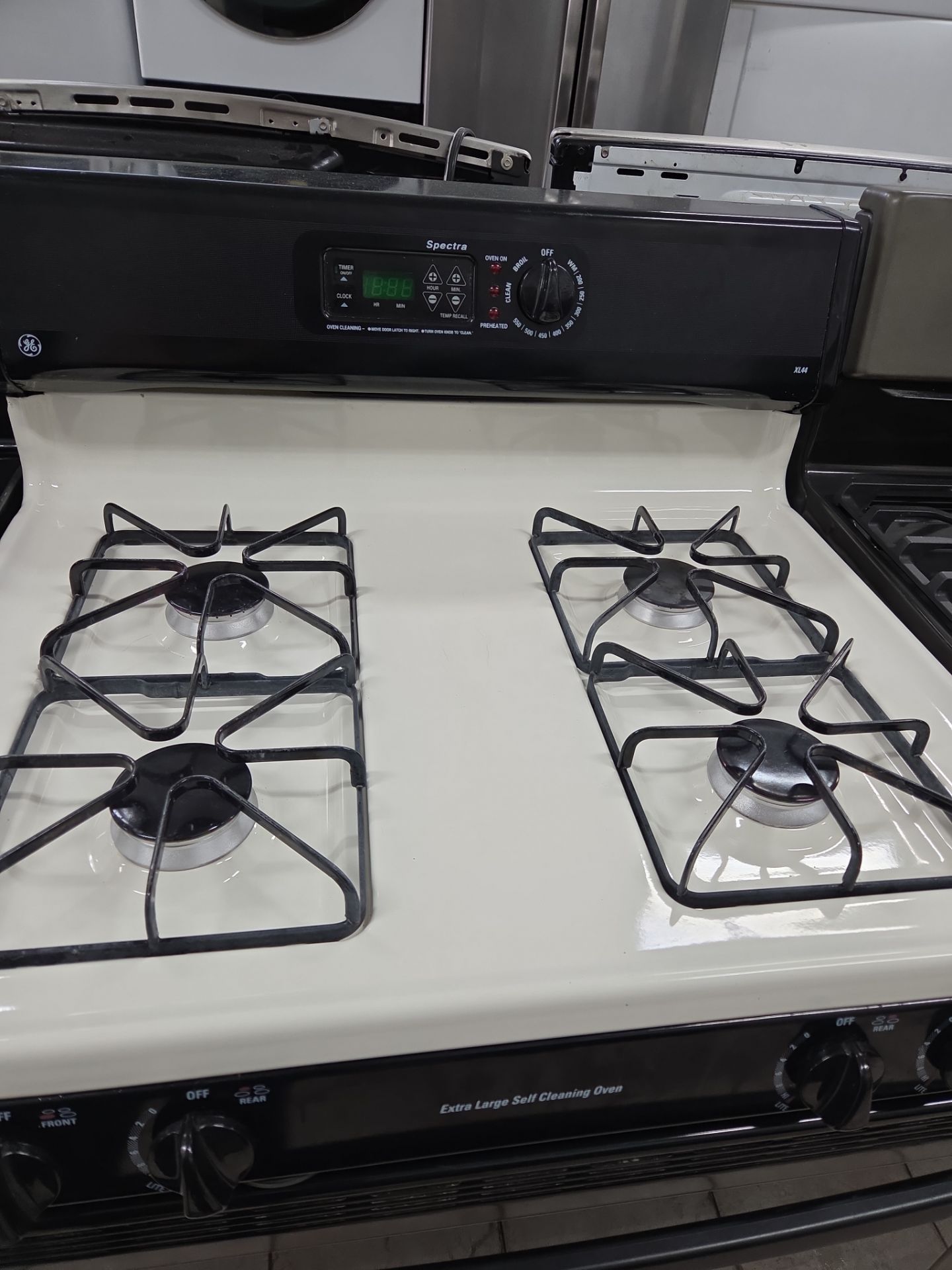 GE Spectra Gas Range Extra Large Self-Cleaning Oven - photo 2