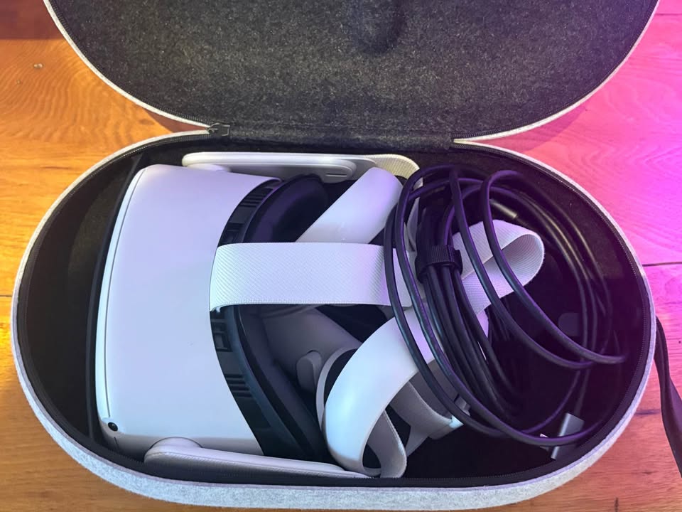 Oculus Quest Two VR headset with accessories! - photo 4
