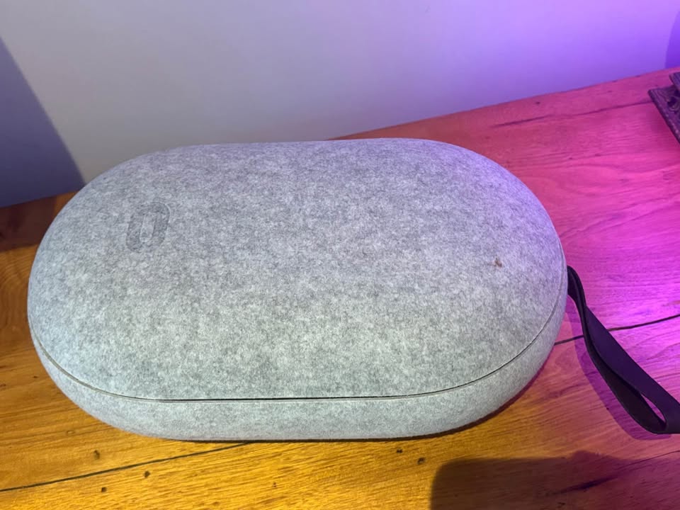 Oculus Quest Two VR headset with accessories! - photo 5