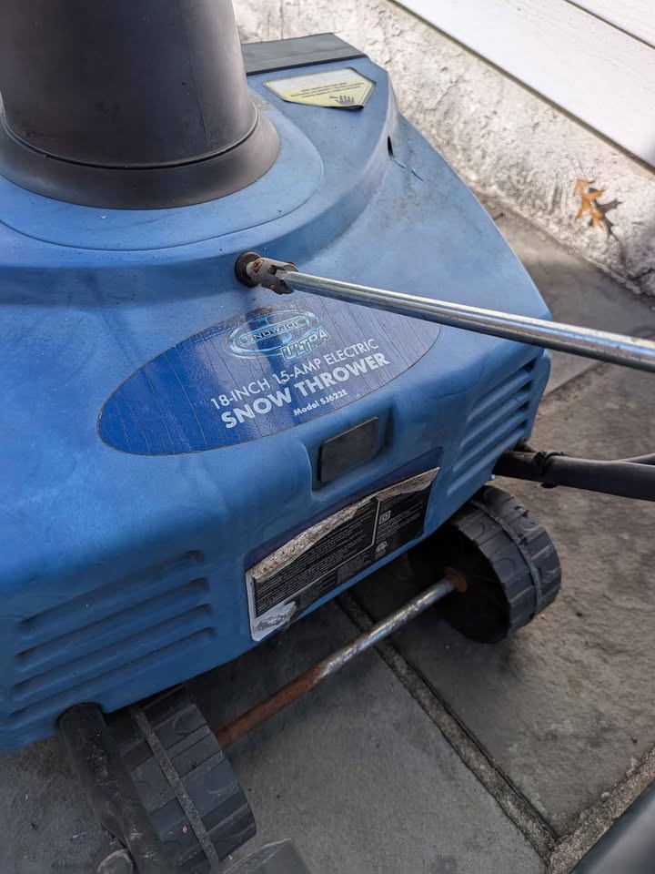 Snow Joe Electric Snow blower - photo 3