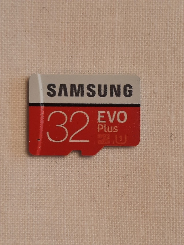 Genuine Samsung EVO Plus 32GB microSD white/red