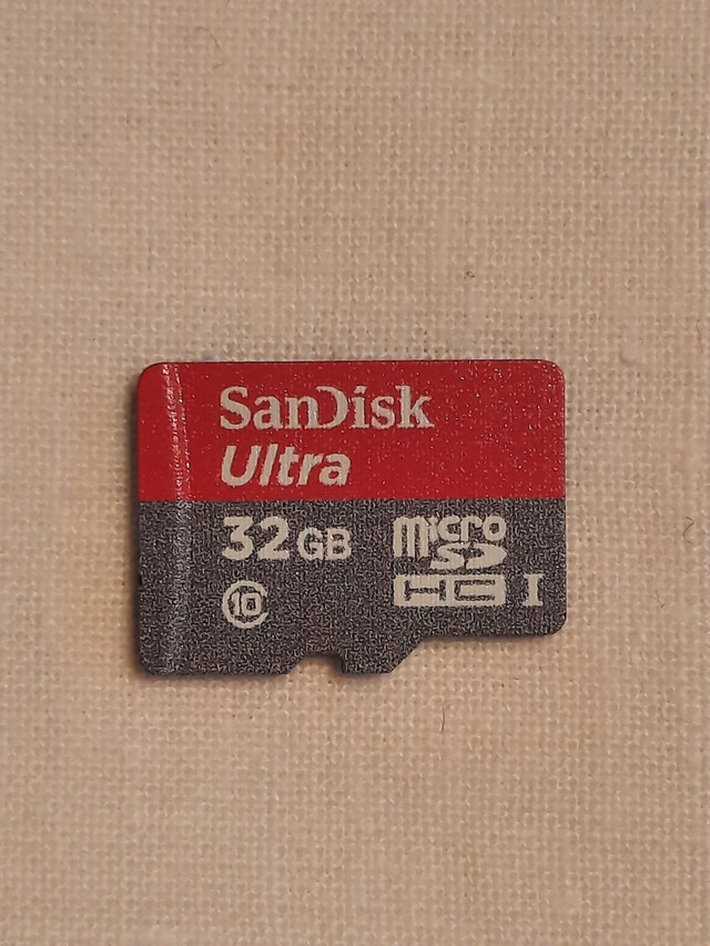 Genuine SunDisk 32GB microSD red/grey