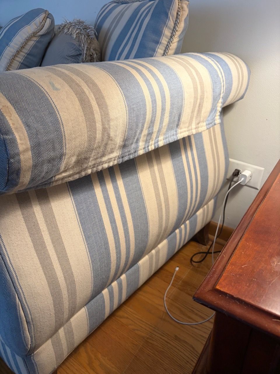 Walter E. Smithe couch - photo 5