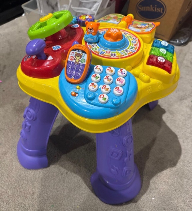 VTech 2-in-1 Learn & Move Activity Table - Bilingual