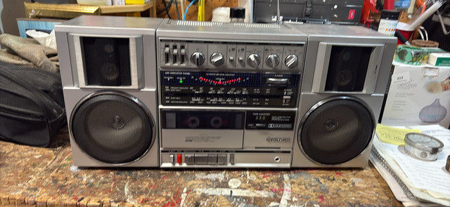 Hitachi TRK-9100HC Boombox