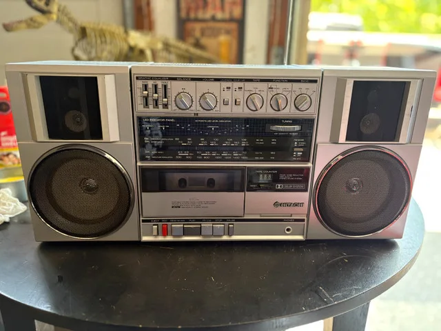 Hitachi TRK-9100HC Vintage Boombox 1983 thumbnail