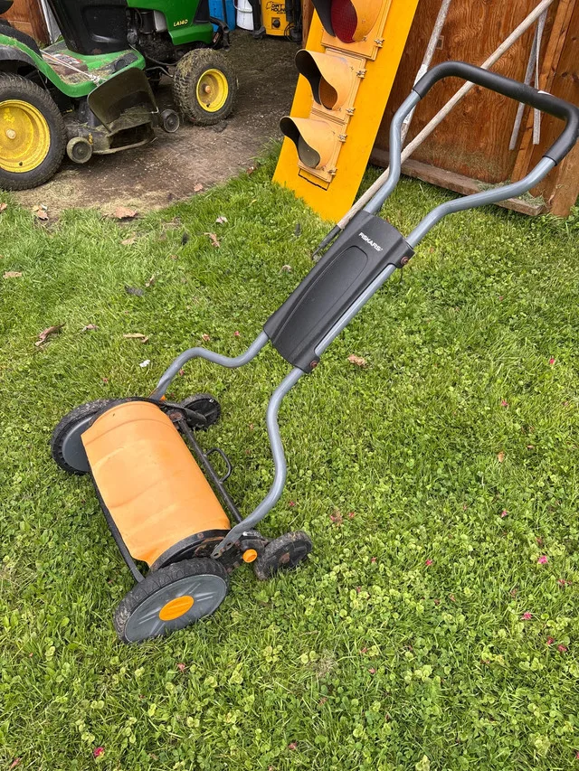 fiskars manual lawnmower image indicator(3)