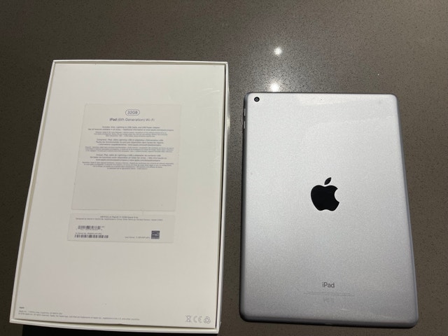 Apple iPad 6th Generation - photo 2